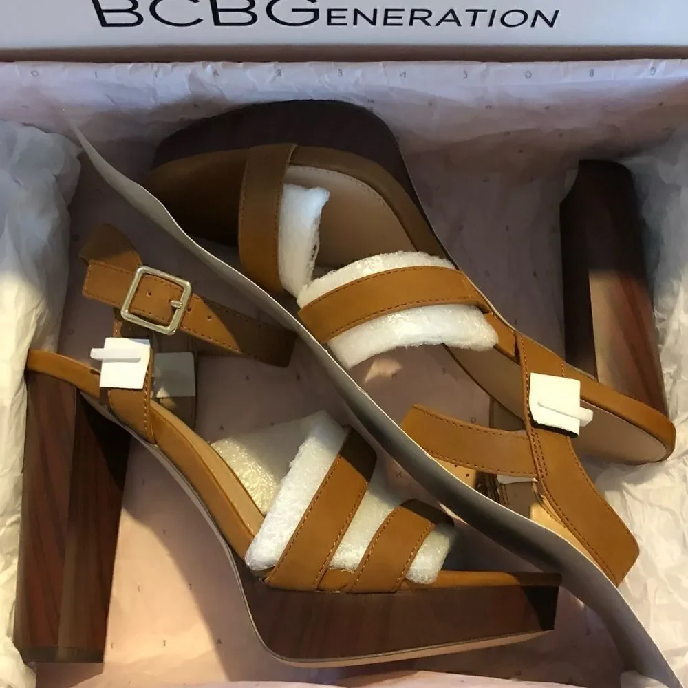 BCBGeneration ONNIA PLATFORM SANDAL in Camel